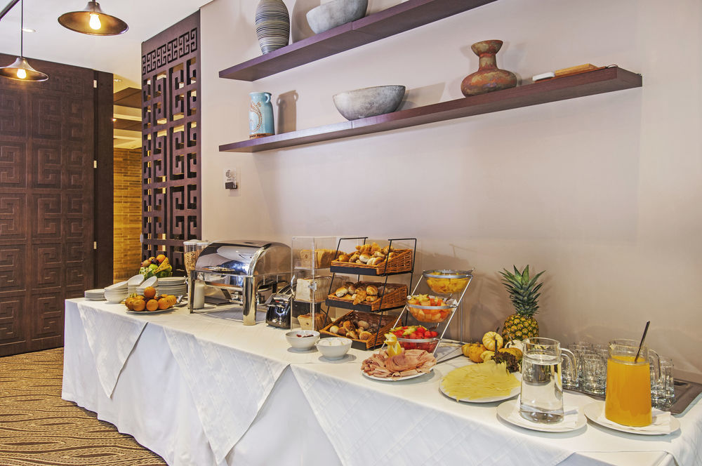 Hotel Morrison 114 Bogotá Exterior foto A buffet table